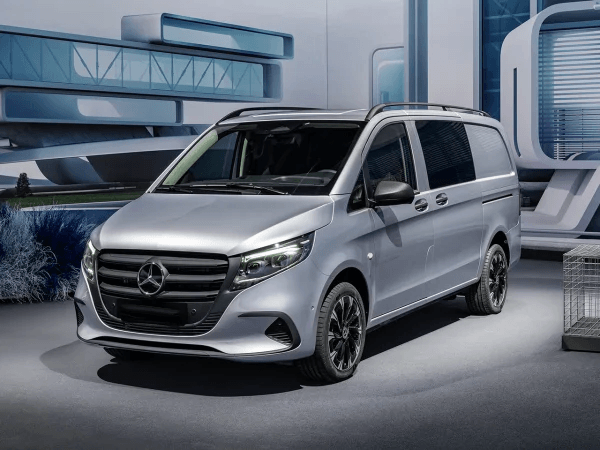 Zilveren Mercedes bestelwagen in moderne showroom.