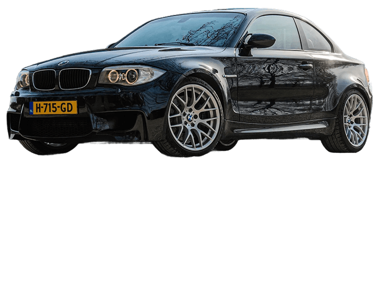 Zwarte sportauto met Nederlandse kentekenplaat.