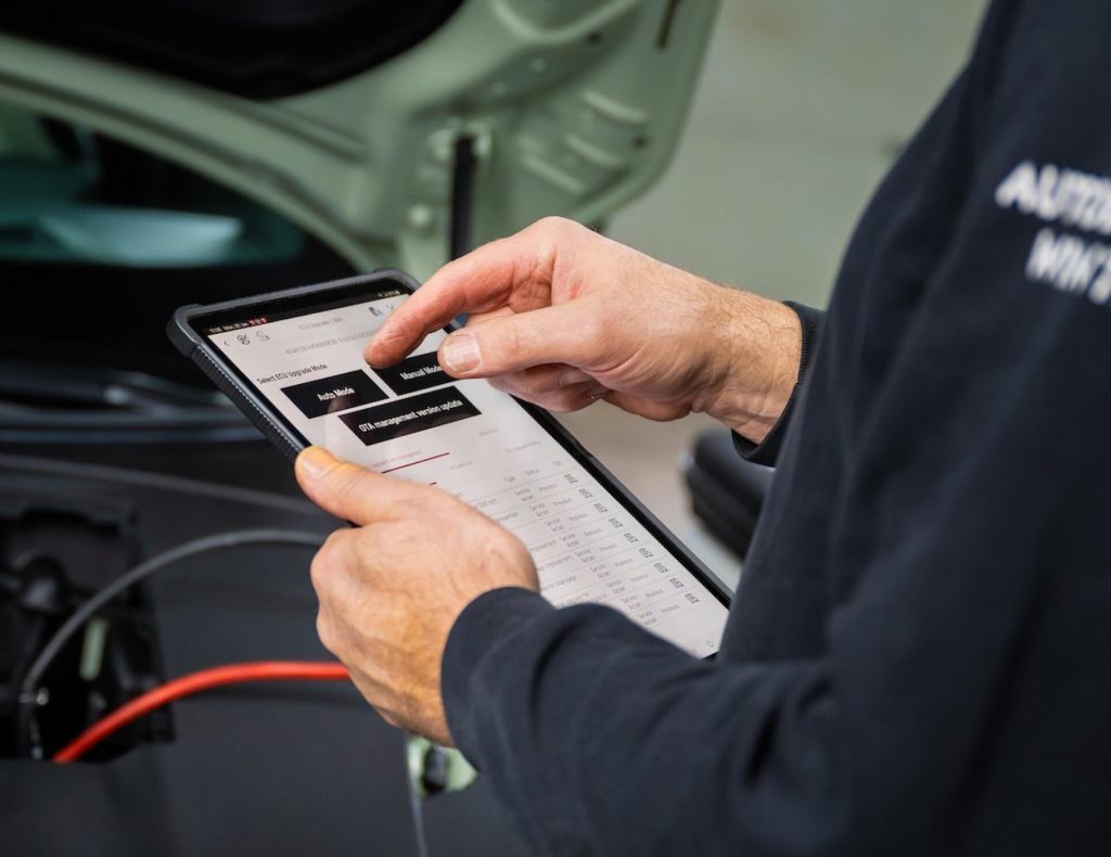 Technicus gebruikt tablet voor voertuigdiagnose